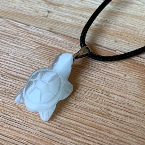 Shimmering White Cat's Eye Fiber Optic Glass Turtle Pendant Necklace Adjustable - Picture 3 of 11